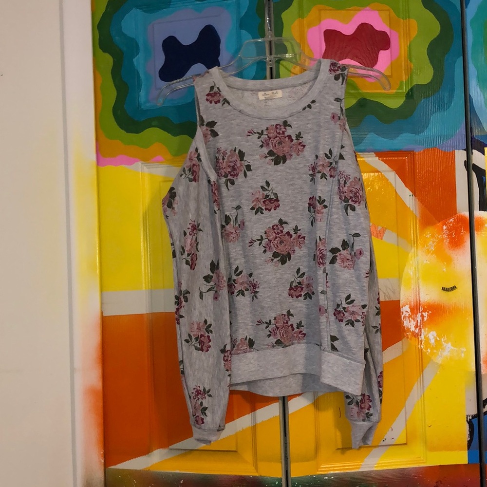 Light worn >3x. Off the shoulder sweater